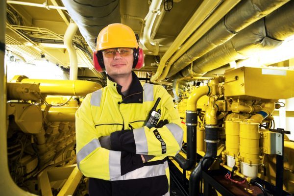 ouvrier en veste avec un casque